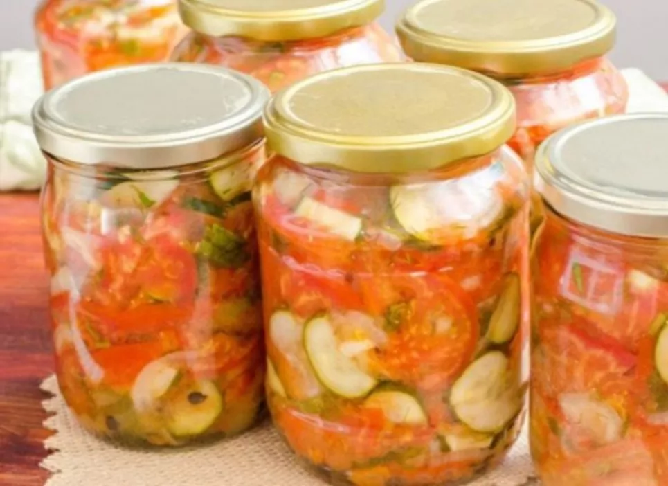 Salat Iz Pomidoriv Ogirkiv Bolgarskogo Pertsyu Ta Tsybuli