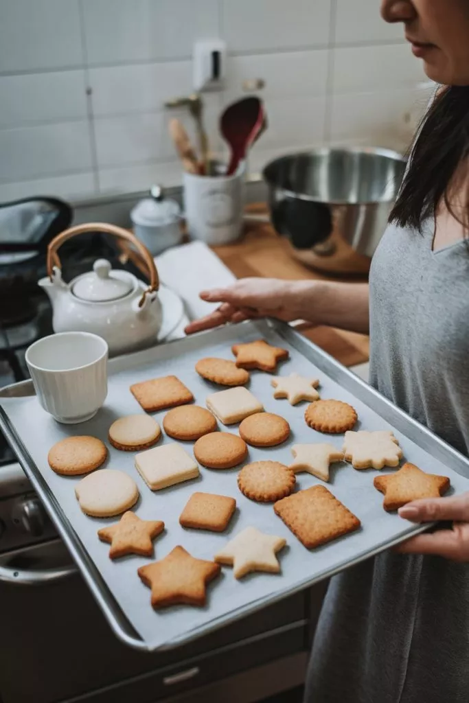 A Medium Shot Of A Woman In A Kitchen Ho P2qe1zoshyqiau Grjeog Gbgs Vi8sdgjqzw Cly9 G